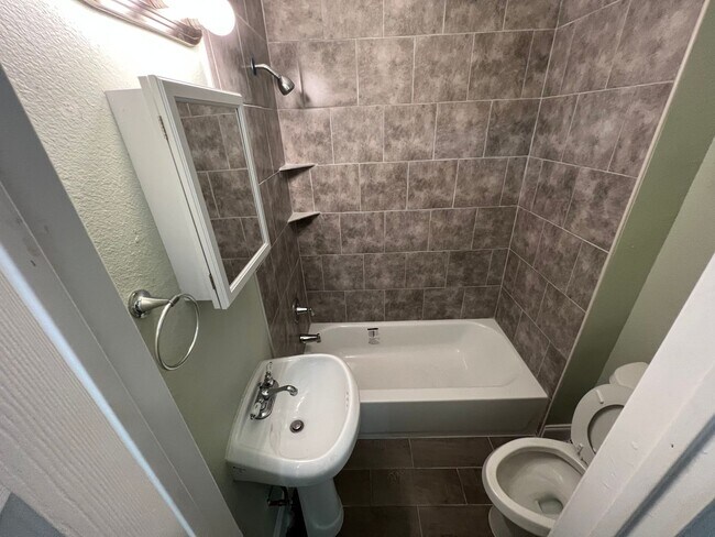 Foto del edificio - *HALF OFF FIRST MONTH'S RENT/MITAD DEL PRM...