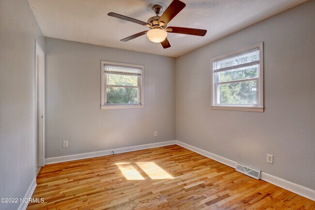 Building Photo - 213 Madeline Dr