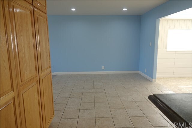 Building Photo - 754 W Rosslynn Ave
