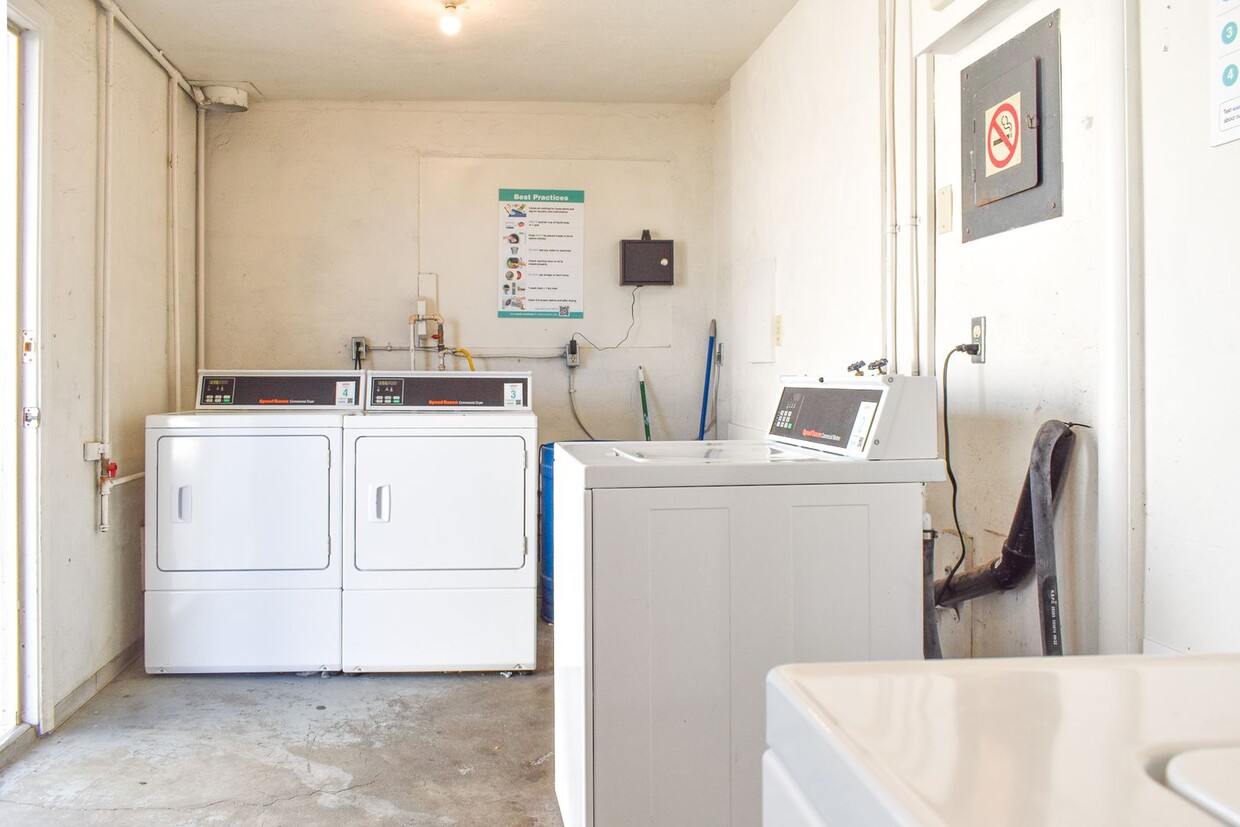 Building Photo - UP TO 1 MONTH FREE! Remodeled 3 bedroom!!