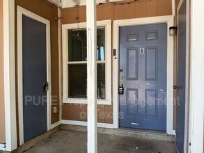Building Photo - 403 Hedgewood Dr