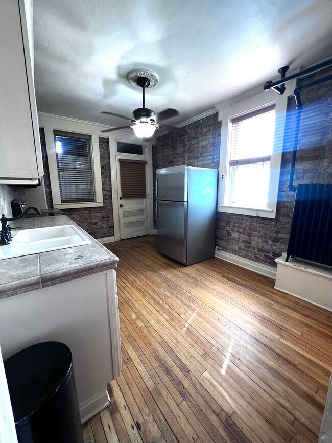 Foto del edificio - 308 E 5th St