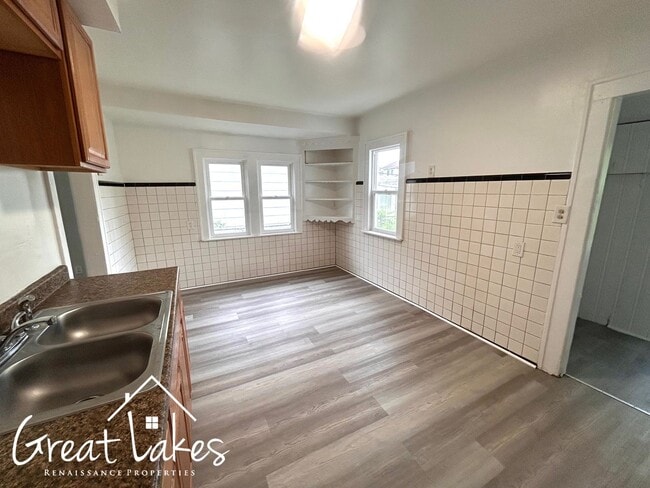 Building Photo - Beautiful 2 Bedroom 1 Bathroom now availab...
