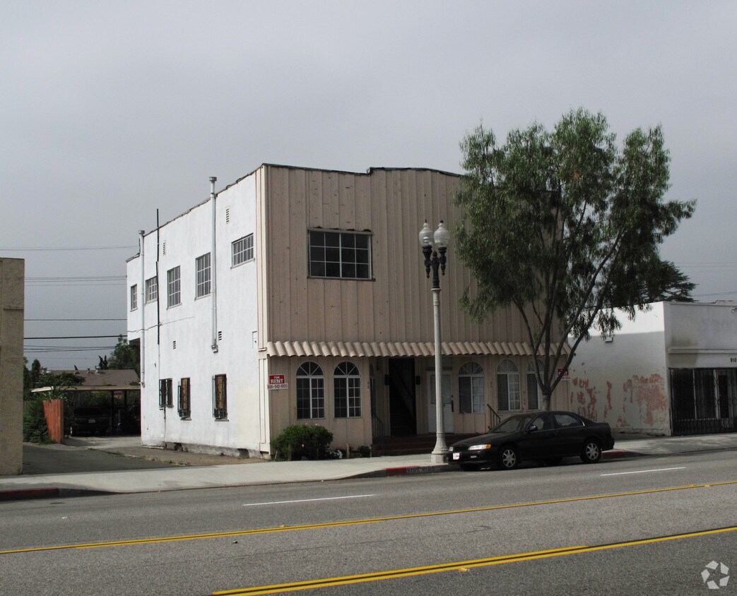 Primary Photo - 9106-9108 1/2 Valley Bl.