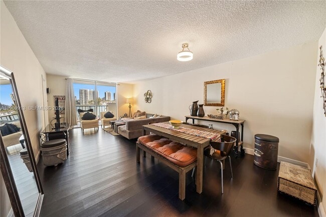 Foto del edificio - 2750 NE 183rd St