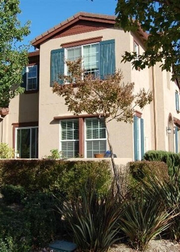 Foto principal - Gorgeous, light and bright, townhome in SE...