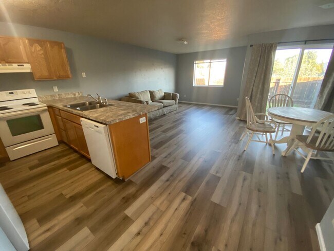 Foto del edificio - 758 N Cloverleaf Loop