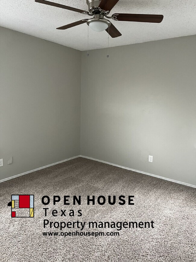 Building Photo - 5305 Tennis Villa Dr, Arlington