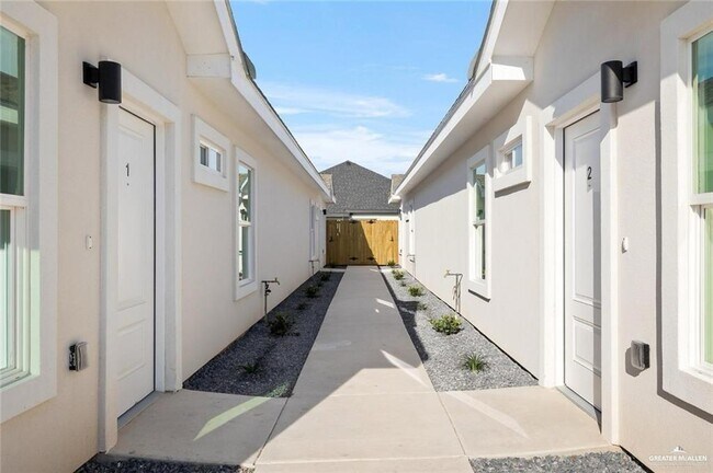 Foto del edificio - 1025 N Woodson Ave