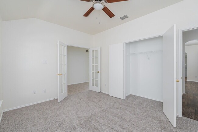 Building Photo - 901 Warbler Ln