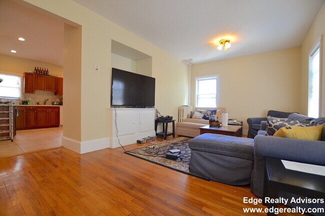 Building Photo - 40 Falkland St