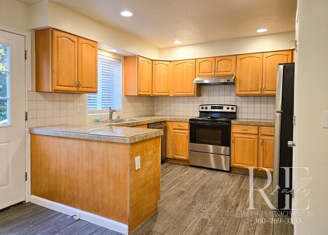 Building Photo - Military Discount: Spacious Bremerton Town...