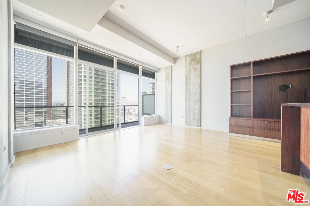 Foto principal - 1155 S Grand Ave