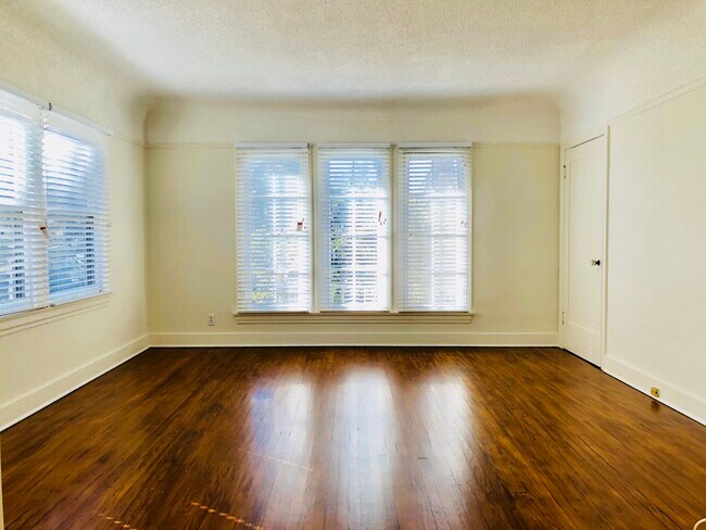 Sala de estar - 1134 N Gardner St