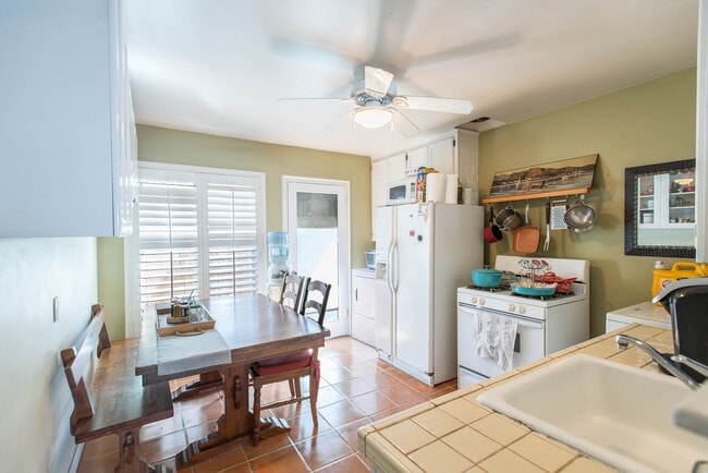 Building Photo - 227 Avenida Miramar