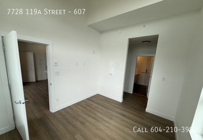 Photo du bâtiment - Beautiful Top Floor Corner Condo