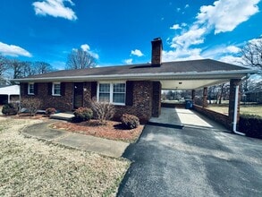 Building Photo - 659 Rainbow Forest Dr