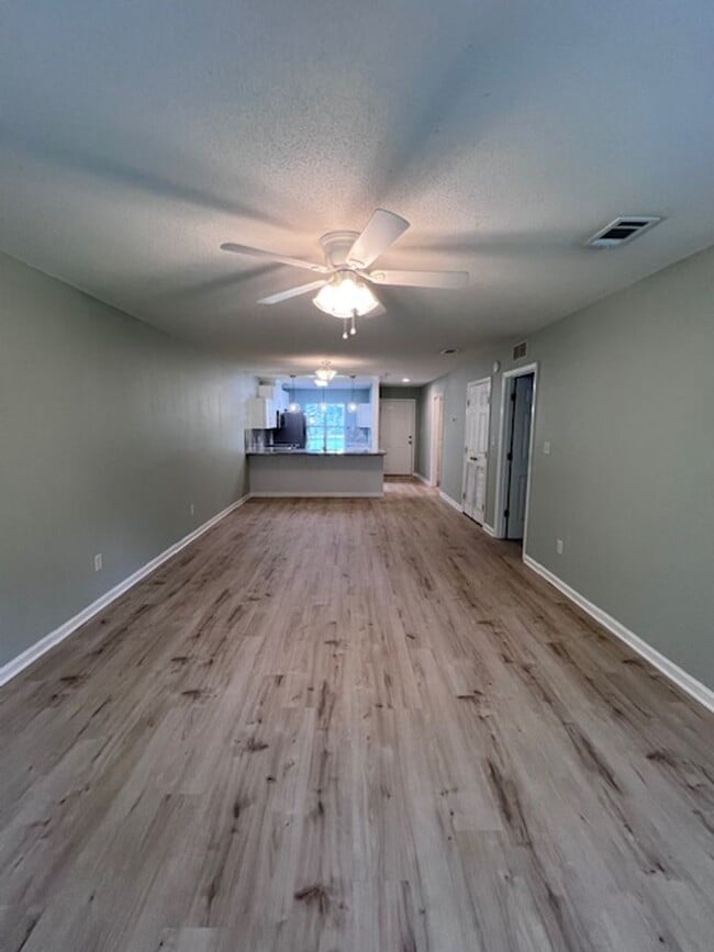 Building Photo - 2 Bedroom 2 Bath Duplex