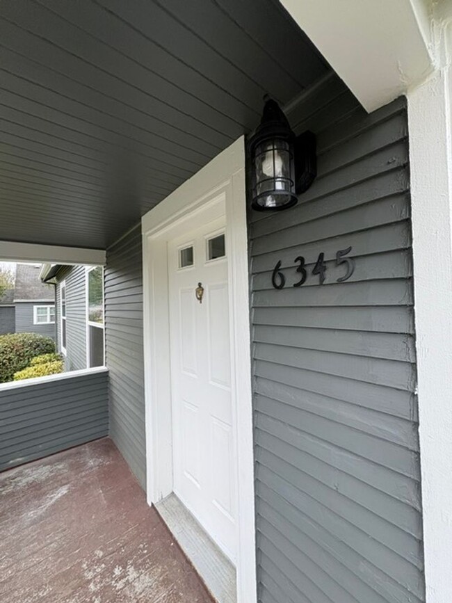 Building Photo - Beautifully Remodelend Home - Minutes from...