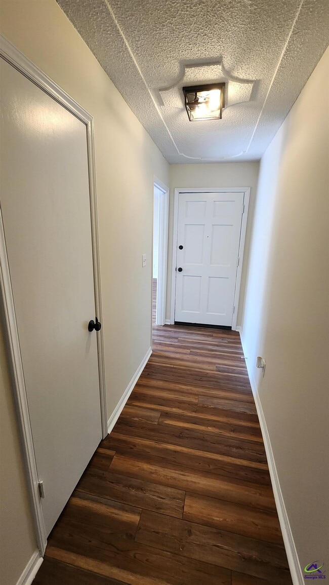 Building Photo - 414 Forest Lake Dr