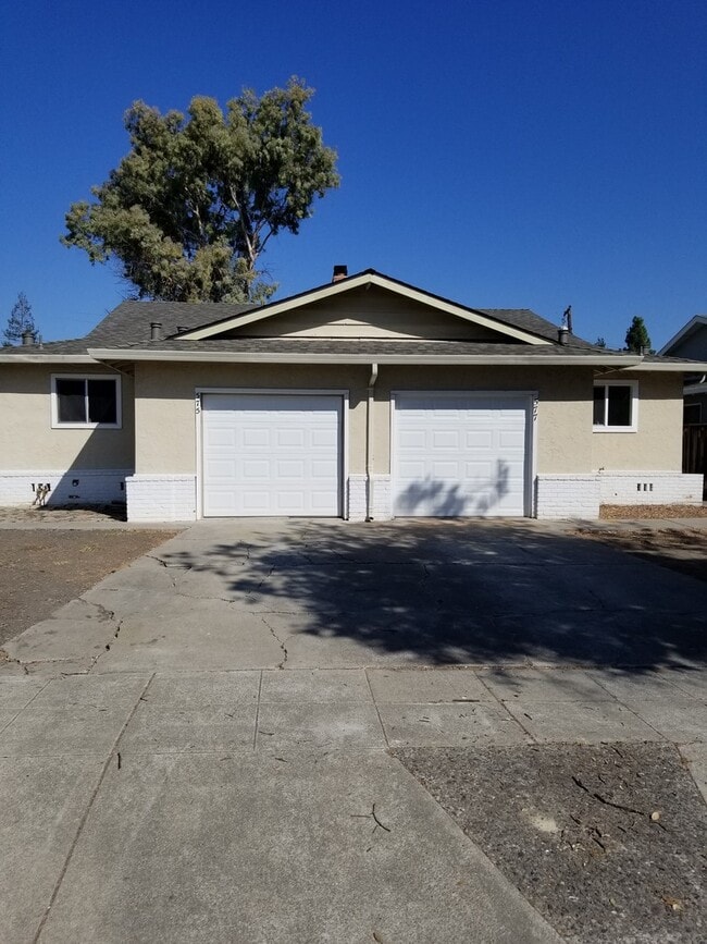 Building Photo - 577 S Eden Ave