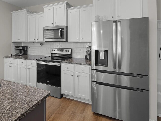 Foto del edificio - Room in House on Bounty Cir