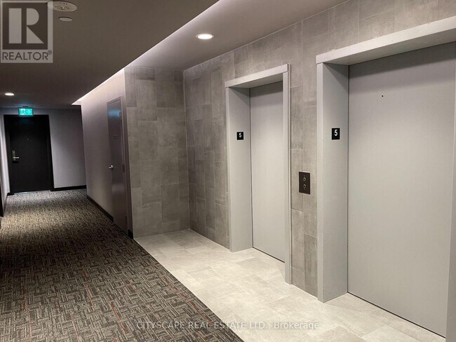 Photo du bâtiment - 2433 Dufferin St