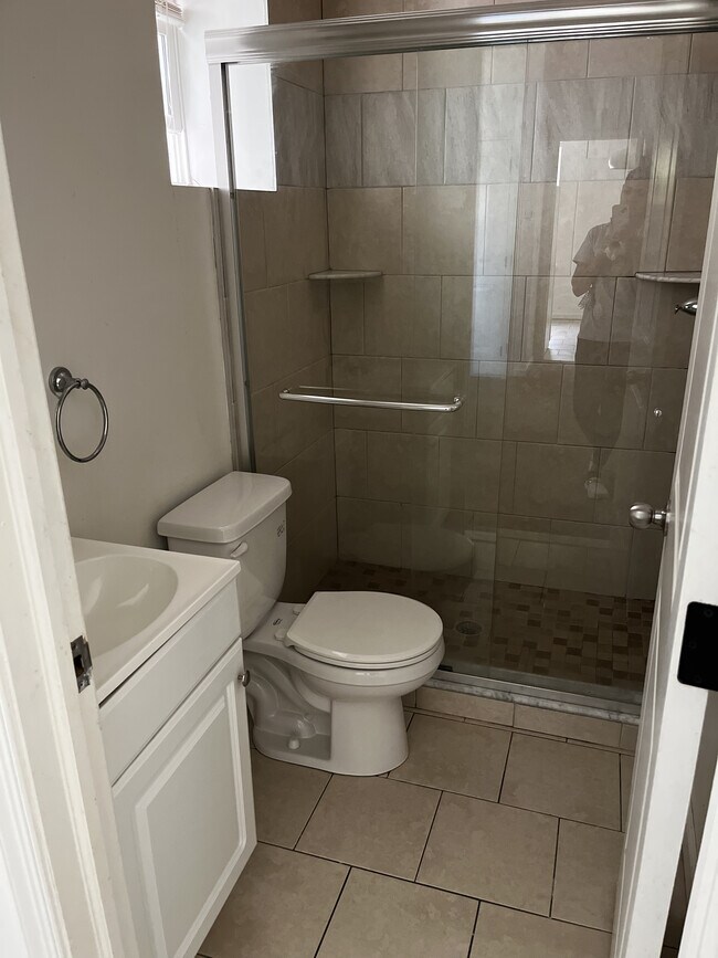 Bathroom - 3124 W Diamond St Apartments