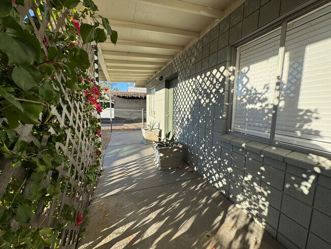 Foto del edificio - 3 BR 2Ba Home w/gated yard and storage area