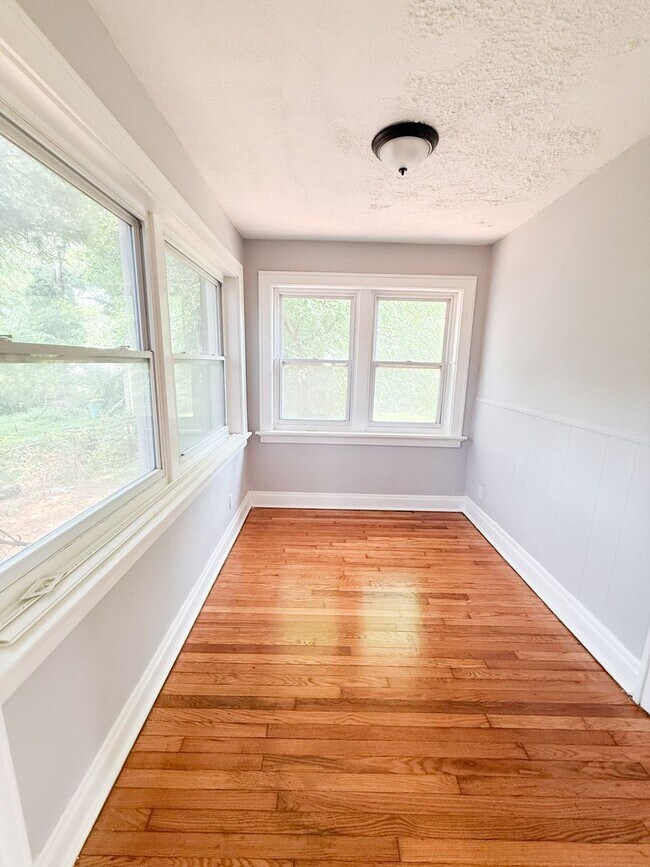 Foto del edificio - Newly Renovated 3 Bed/ 1.5 Bath With Hardwood Flooring!