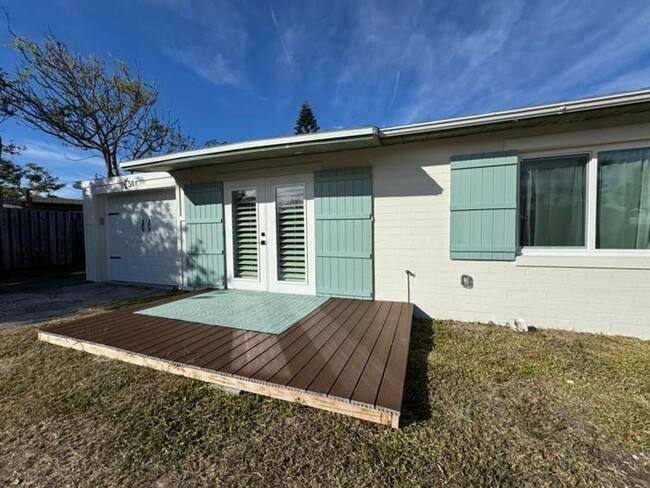 Building Photo - Remodeled 2/1 Beachside Bungalow