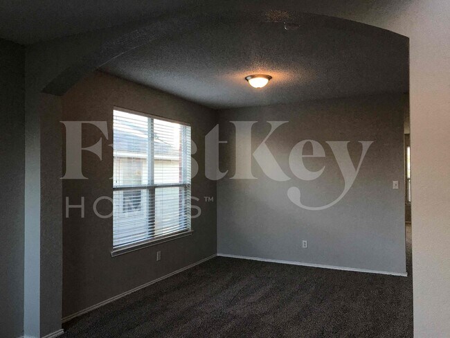 Building Photo - 429 W Clover Park Dr
