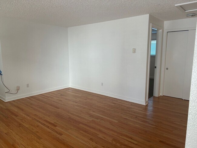 Building Photo - Close-in NE Portland Duplex Walking Distan...