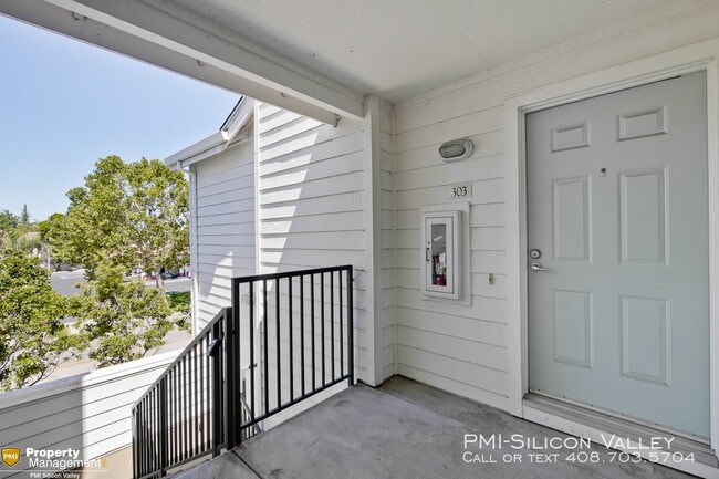 Building Photo - Penthouse Home, Available Now!
