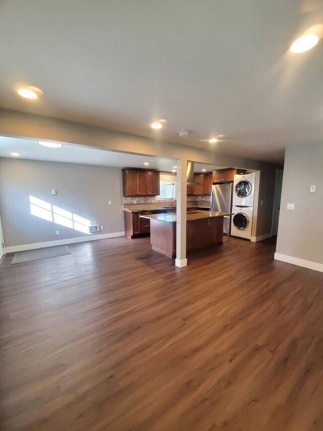 Building Photo - 3 br, 1 bath House - 4260 NE Sun Dr
