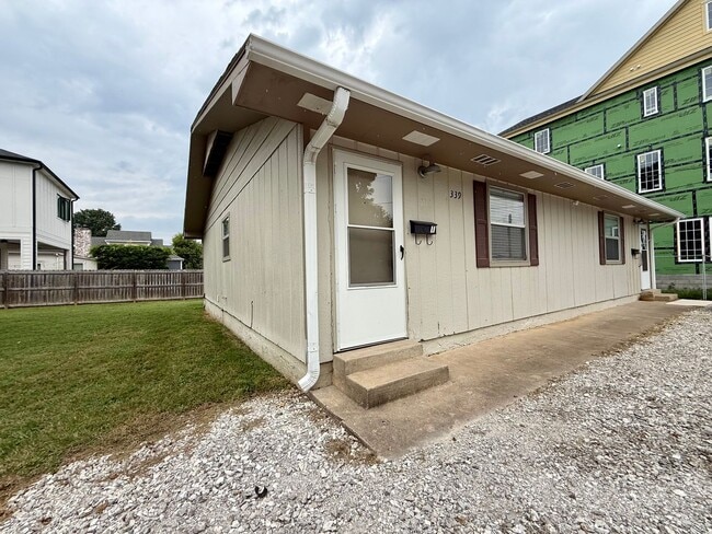 Building Photo - ***407 SE 4th***
