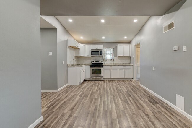 Foto del edificio - 8312 Graybirch Dr