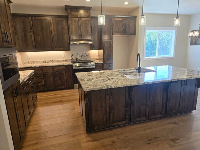 Foto del edificio - 3 bed 3 bath Brand-New Custom-Built home f...