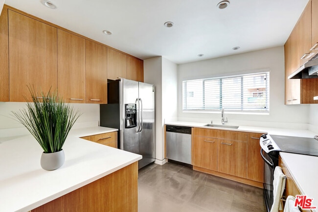 Building Photo - 645 Westmount Dr