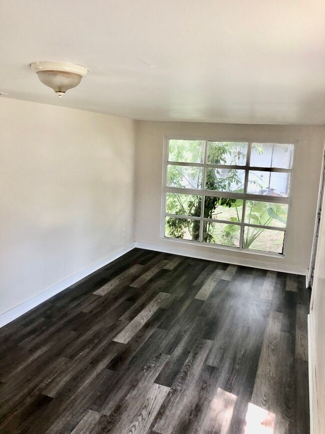 Building Photo - **Gorgeous  (3BR/1BA) Lakeland "Dixieland"...