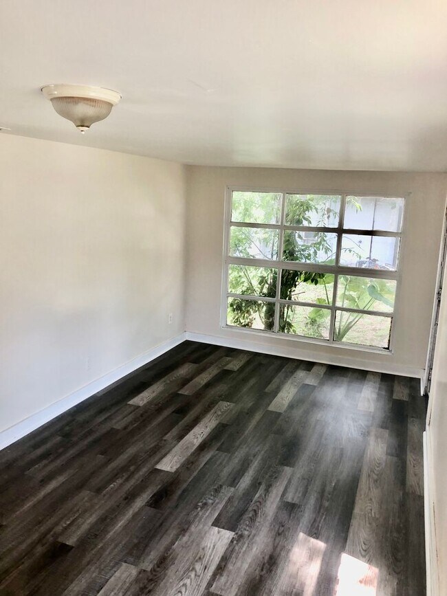 Foto del edificio - **Gorgeous  (3BR/1BA) Lakeland "Dixieland"...