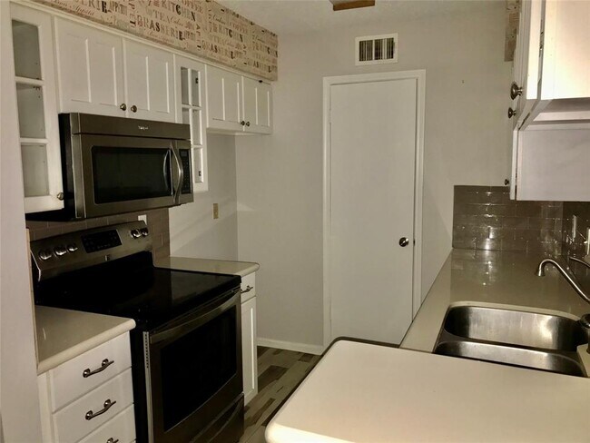 Building Photo - 700 Thicket Ln