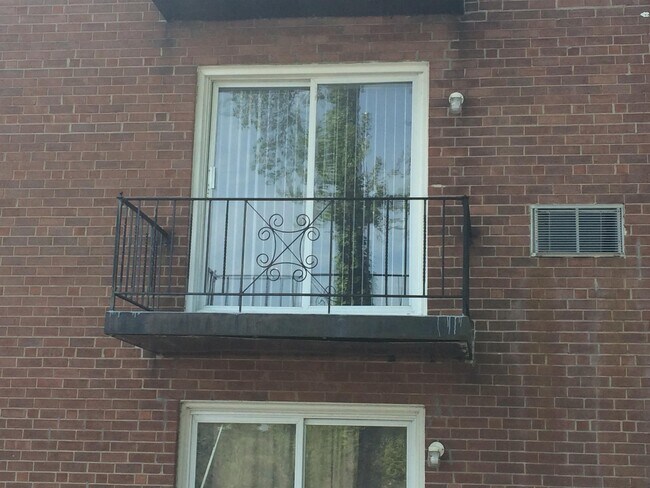 Foto del edificio - 215 N Everhart Ave