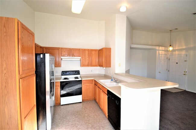 Building Photo - Cute & Cozy Apartment with One Car Garage ...