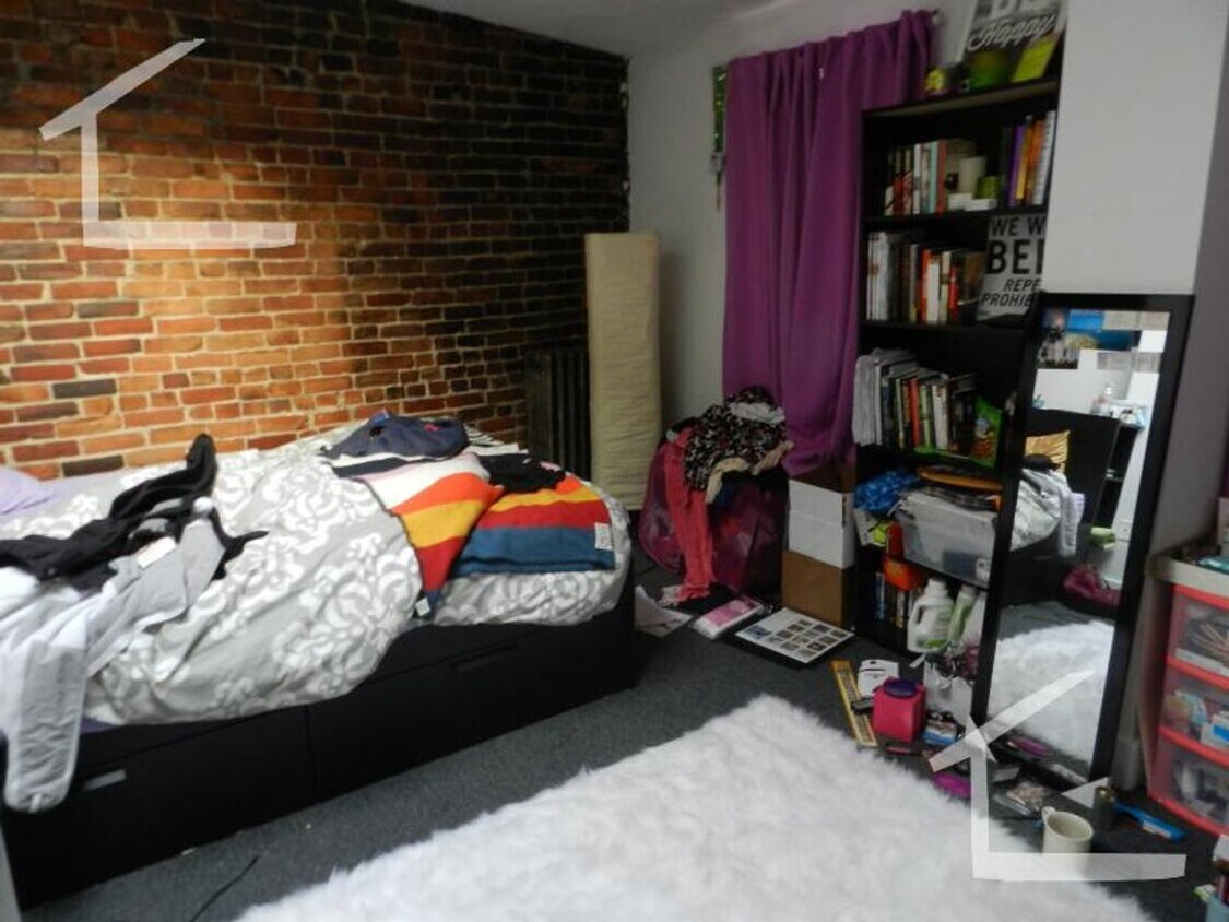 Building Photo - 4 Bed 2 Bath available now