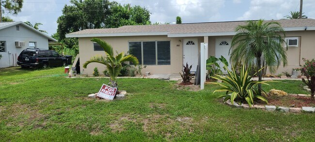 FRENTE DE DÚPLEX - 19105 Holly Rd