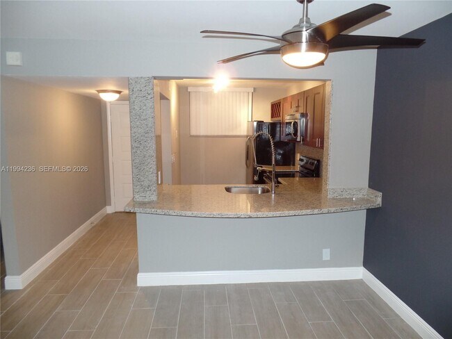 Foto del edificio - 109 Lake Emerald Dr