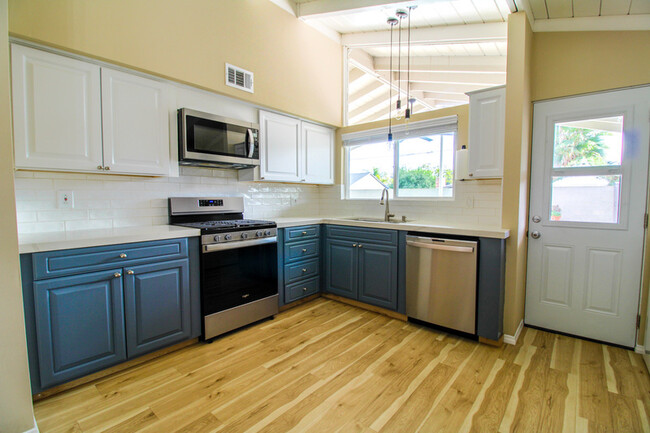 Building Photo - 14446 San Dieguito Dr