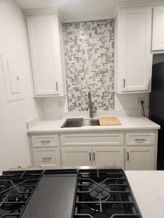 Cocina completamente nueva - 13722 Red Hill Ave