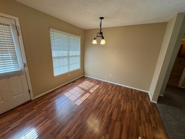 Building Photo - Beautiful 3 bedroom 2 Bathroom Home locate...